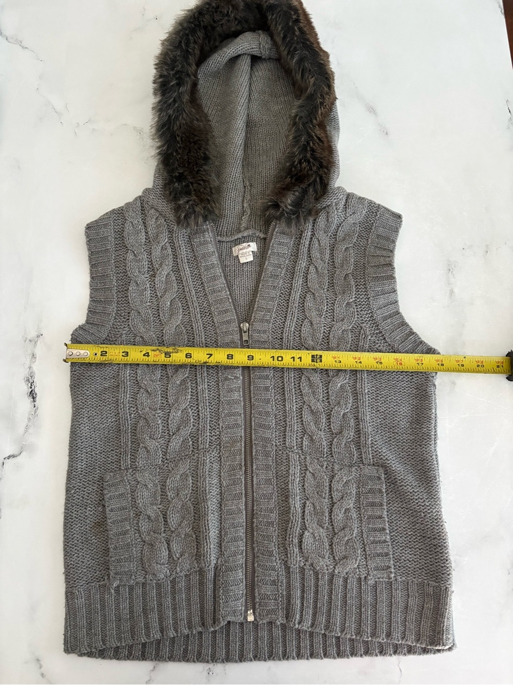 Grane Kids Gray Cable-Knit Sweater Vest with faux-fur lined hood Kids Large